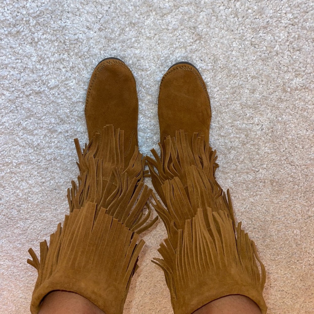 LIKE NEW ORIGINAL MINNETONKA FRINGE BOOTS